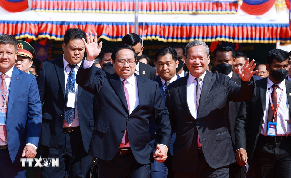 Thủ tướng Phạm Minh Chính và Thủ tướng Campuchia Hun Manet dự Lễ khai trương Cặp cửa khẩu quốc tế Tân Nam- Meun Chey. (Ảnh: Dương Giang/TTXVN)