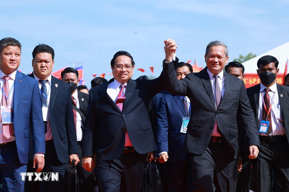 Thủ tướng Phạm Minh Chính và Thủ tướng Campuchia Hun Manet dự Lễ khai trương Cặp cửa khẩu quốc tế Tân Nam- Meun Chey. (Ảnh: Dương Giang/TTXVN)