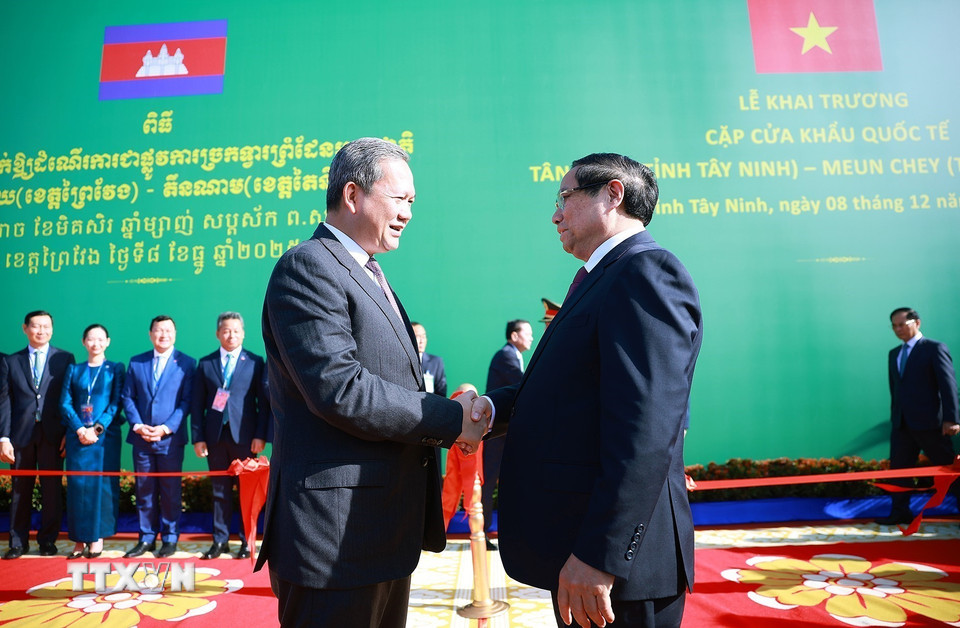 Thủ tướng Phạm Minh Chính và Thủ tướng Campuchia Hun Manet tại Lễ khai trương Cặp cửa khẩu quốc tế Tân Nam- Meun Chey. (Ảnh: Dương Giang/TTXVN)