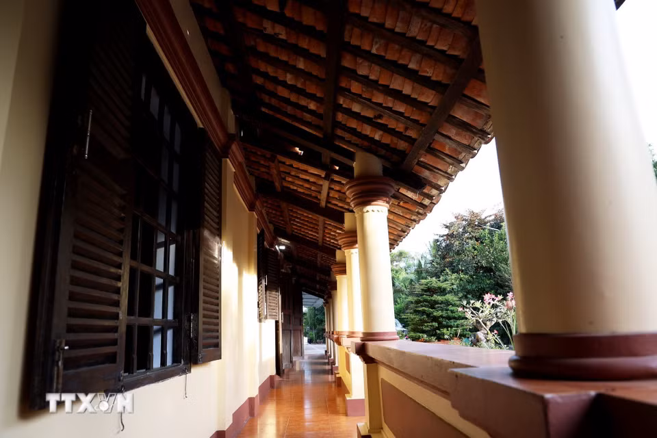 Nhờ lớp mái âm dương, ba gian hai chái, có hành lang chạy dọc nhà nên rất thoáng mát. (Ảnh: Hồng Đạt/TTXVN)