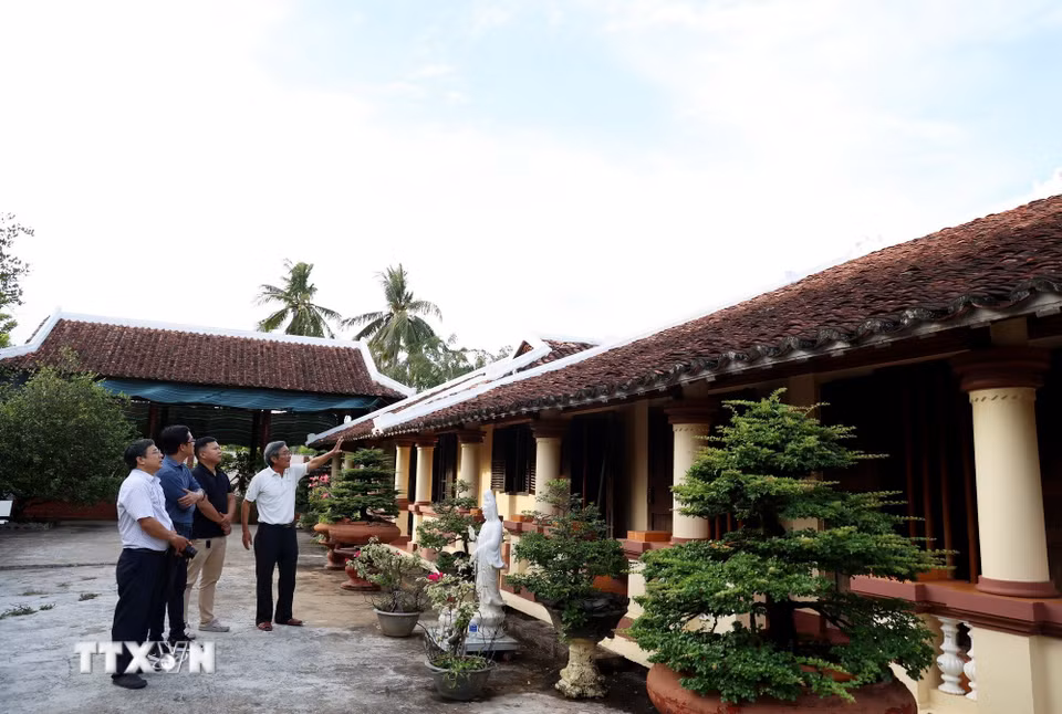 Đến nay, trải qua 120 năm, nhờ con cháu dày công gìn giữ nên ngôi nhà vẫn còn nguyên vẹn, từ kiến trúc, khung cột cho đến nhiều vật dụng, đồ thờ cúng, bàn ghế trong nhà. (Ảnh: Hồng Đạt/TTXVN)