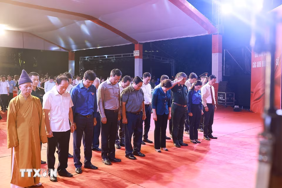 Thủ tướng Phạm Minh Chính và các đại biểu tưởng niệm các Anh hùng liệt sỹ tại Nghĩa trang Liệt sỹ Quốc gia Trường Sơn. (Ảnh: Dương Giang/TTXVN)