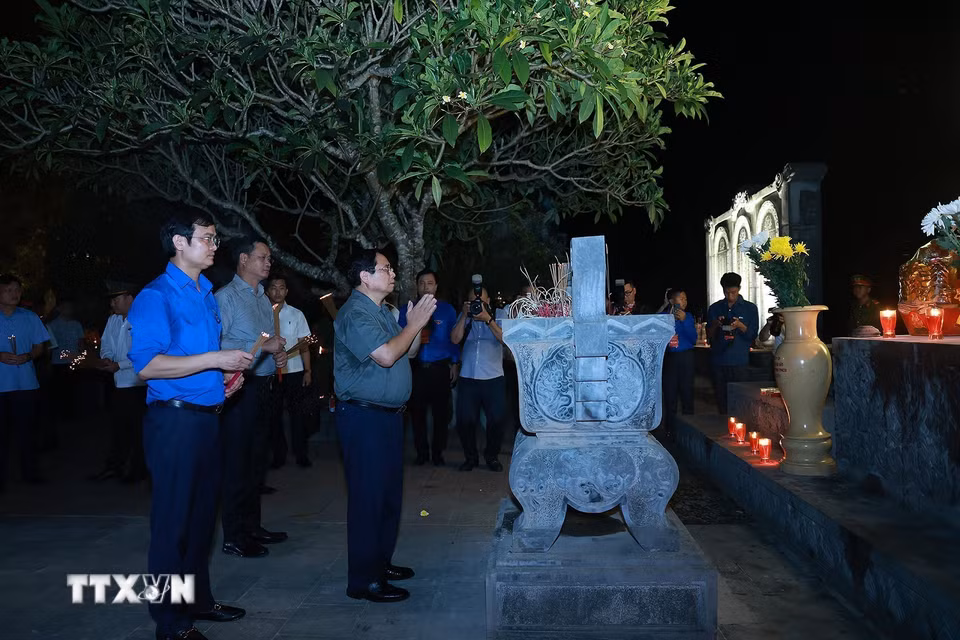 Thủ tướng Phạm Minh Chính dâng hương các Anh hùng liệt sỹ tại Nghĩa trang Liệt sỹ Quốc gia Trường Sơn. (Ảnh: Dương Giang/TTXVN)