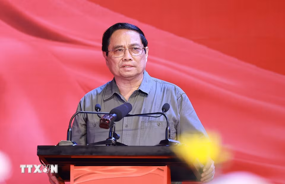 Thủ tướng Phạm Minh Chính phát biểu tại Lễ thắp nến tri ân các Anh hùng liệt sỹ tại Nghĩa trang Liệt sỹ Quốc gia Trường Sơn. (Ảnh: Dương Giang/TTXVN)
