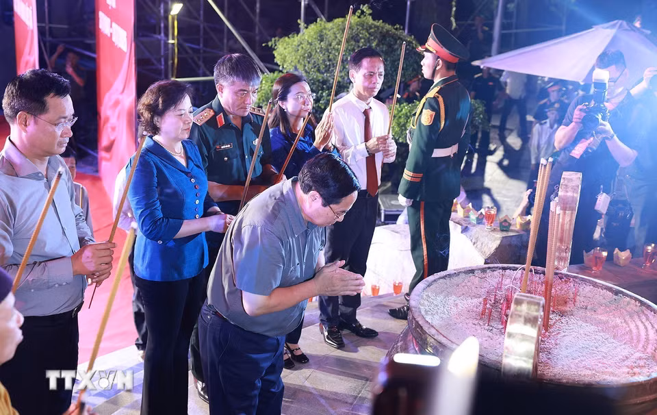 Thủ tướng Phạm Minh Chính dâng hương tưởng niệm các Anh hùng liệt sỹ tại Nghĩa trang Liệt sỹ Quốc gia Trường Sơn. (Ảnh: Dương Giang/TTXVN)