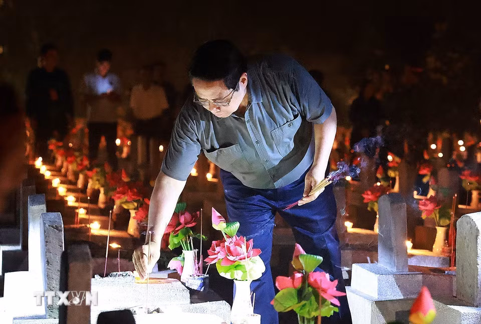 Thủ tướng Phạm Minh Chính thắp nến tri ân các Anh hùng liệt sỹ tại Nghĩa trang Liệt sỹ Quốc gia Trường Sơn. (Ảnh: Dương Giang/TTXVN)