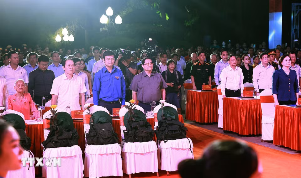 Thủ tướng Phạm Minh Chính và các đại biểu tham dự Lễ thắp nến tri ân các Anh hùng liệt sỹ tại Nghĩa trang Liệt sỹ Quốc gia Trường Sơn. (Ảnh: Dương Giang/TTXVN)