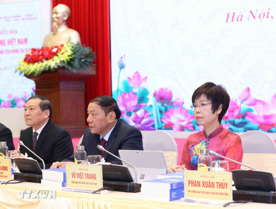 Tổng Giám đốc TTXVN Vũ Việt Trang cùng các đại biểu tham gia chủ trì hội thảo. (Ảnh: Phương Hoa/TTXVN)