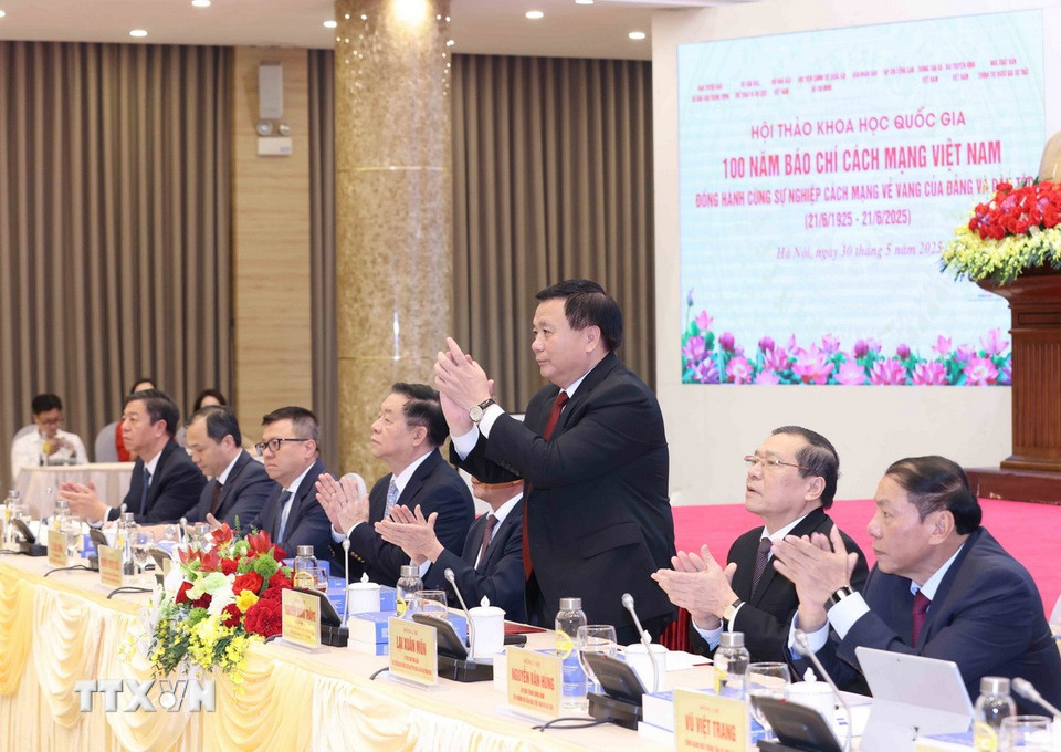 Các đồng chí lãnh đạo tham gia chủ trì hội thảo. (Ảnh: Phương Hoa/TTXVN)