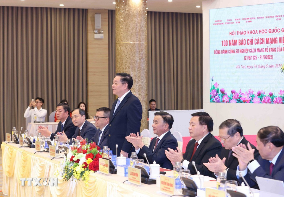 Trưởng Ban Tuyên giáo và Dân vận Trung ương Nguyễn Trọng Nghĩa và các đồng chí lãnh đạo tham gia chủ trì hội thảo. (Ảnh: Phương Hoa/TTXVN)