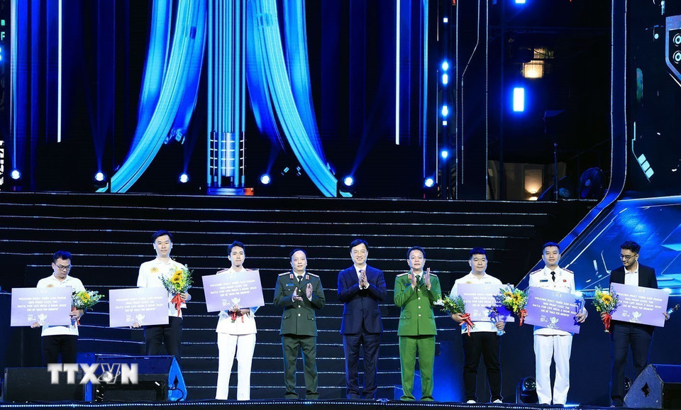 Bí thư Thành ủy Hà Nội Nguyễn Duy Ngọc và lãnh đạo Bộ Công an trao tặng Kỷ niệm chương cho các đội đạt giair Nhất, Nhì, Ba cuộc thi Data for Life. (Ảnh: Tuấn Anh/TTXVN)