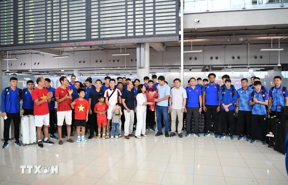 Đại diện Đại sứ quán Việt Nam cùng người hâm mộ chụp ảnh lưu niệm với đội tuyển bóng đá Việt Nam. (Ảnh: Huy Tiến/TTXVN)