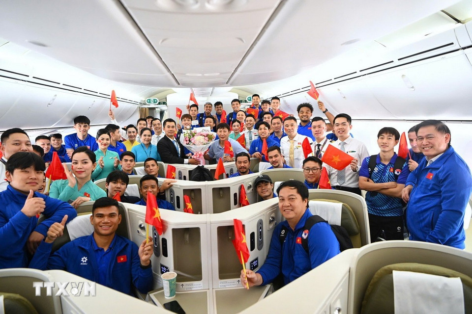 Đại diện Chi nhánh Vietnam Airlines tại Thái Lan tặng hoa tiếp lửa cho đội tuyển bóng đá Việt Nam. (Ảnh: Huy Tiến/TTXVN)