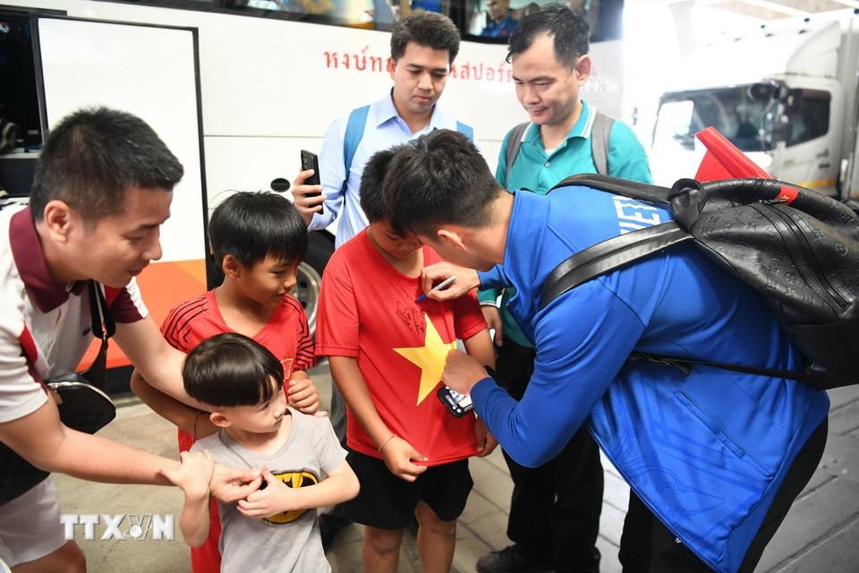 Hậu vệ Đỗ Duy Mạnh ký tặng người hâm mộ. (Ảnh: Huy Tiến/TTXVN)