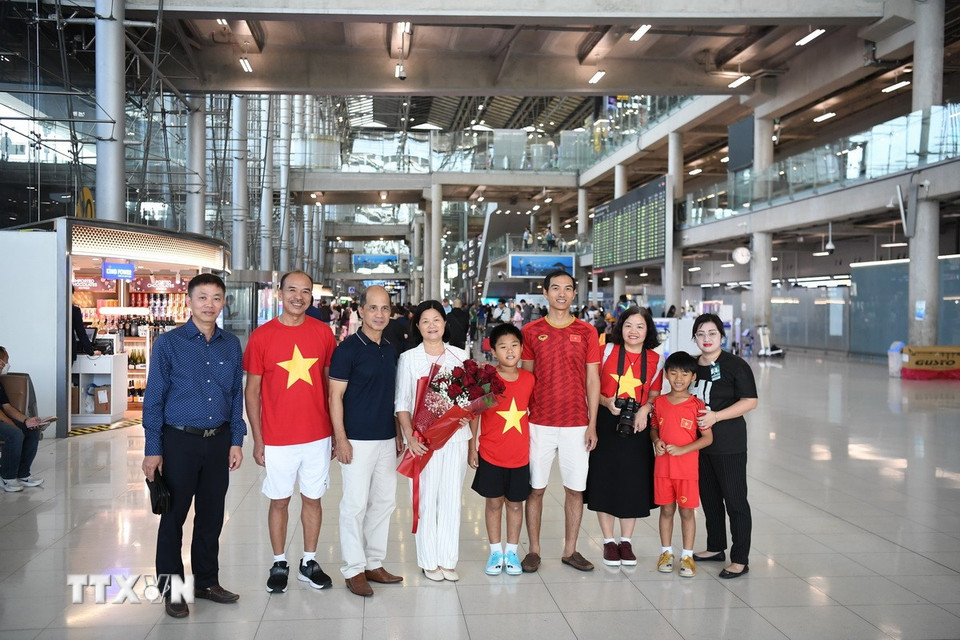 Đại diện Đại sứ quán Việt Nam có mặt tại sân bay từ sớm để đón đội tuyển bóng đá Việt Nam. (Ảnh: Huy Tiến/TTXVN)