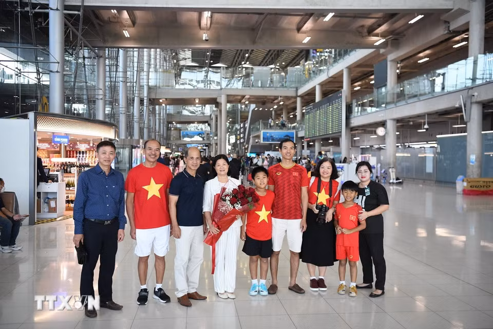 Đại diện Đại sứ quán Việt Nam có mặt tại sân bay từ sớm để đón đội tuyển bóng đá Việt Nam. (Ảnh: Huy Tiến/TTXVN)