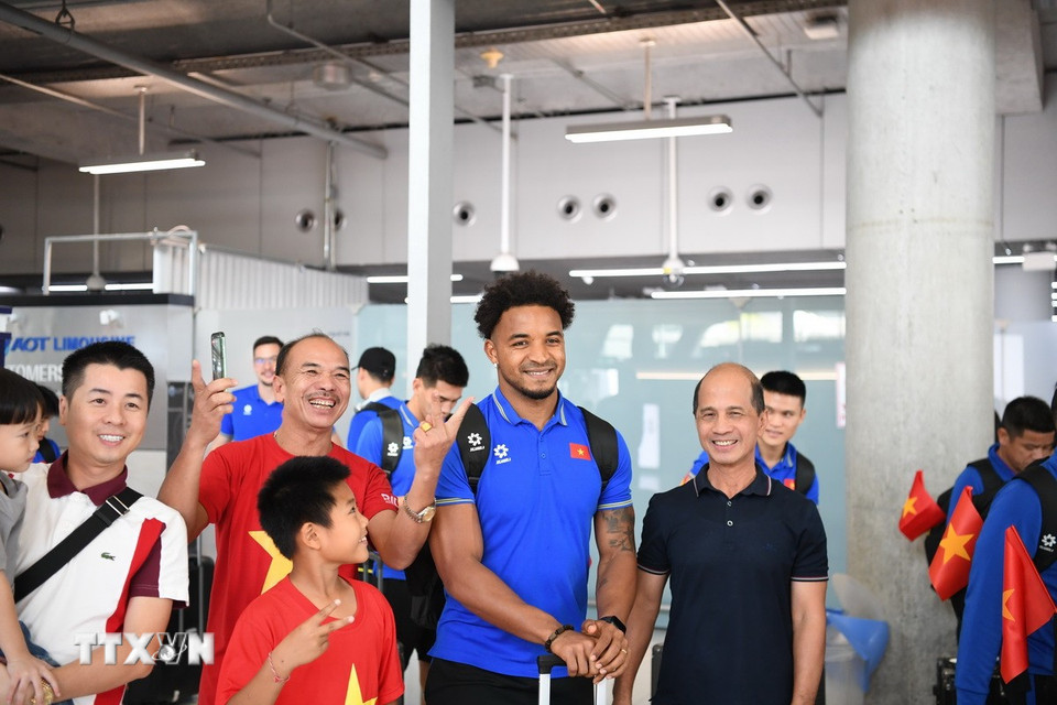 Người hùng trận chung kết lượt đi Nguyễn Xuân Son nhận được sự quan tâm lớn từ người hâm mộ. (Ảnh: Huy Tiến/TTXVN)