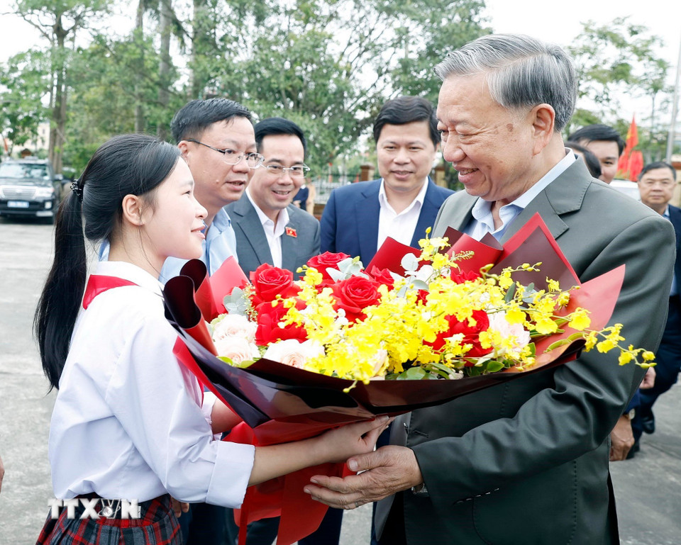 Học sinh Hưng Yên tặng hoa Tổng Bí thư Tô Lâm. (Ảnh: Thống Nhất/TTXVN)