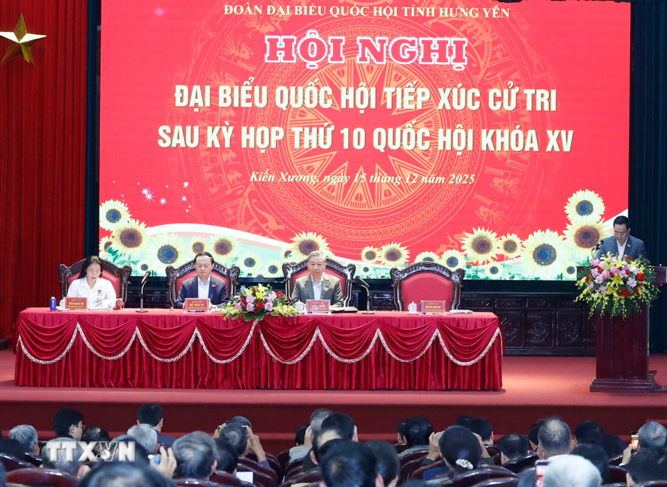 Tổng Bí thư Tô Lâm cùng các thành viên Đoàn đại biểu Quốc hội tỉnh Hưng Yên tiếp xúc cử tri 3 xã Kiến Xương, Lê Lợi, Quang Lịch. (Ảnh: Thống Nhất/TTXVN)