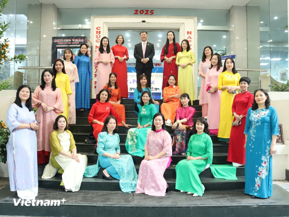 Công đoàn Trung tâm Hợp tác quốc tế Thông tấn (VNA8) hưởng ứng Tuần lễ áo dài.