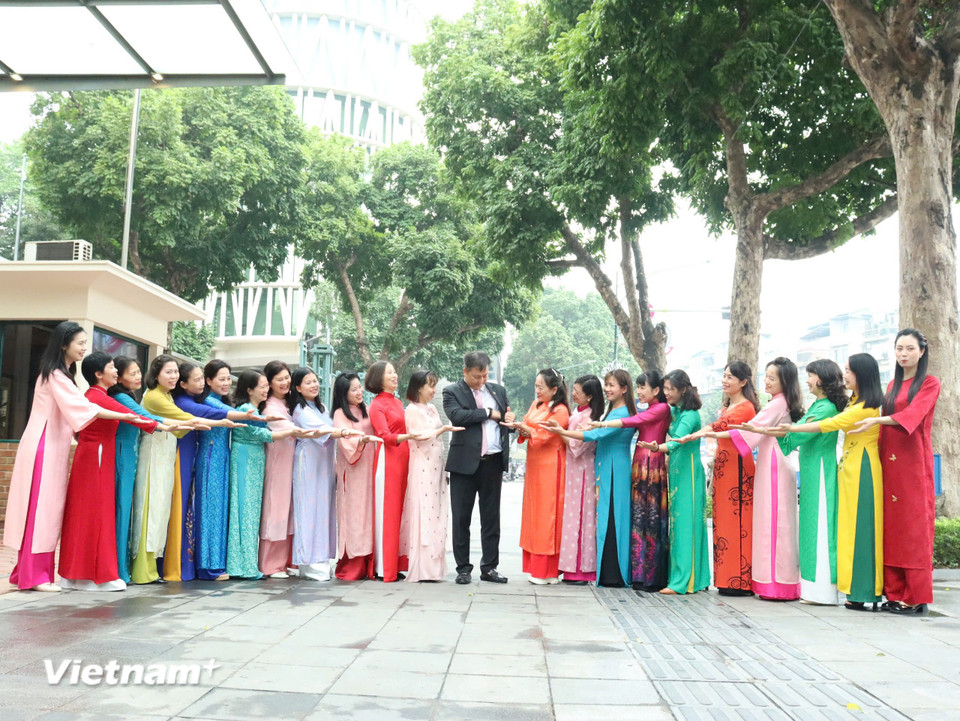 Công đoàn Trung tâm Hợp tác quốc tế Thông tấn (VNA8) hưởng ứng Tuần lễ áo dài.