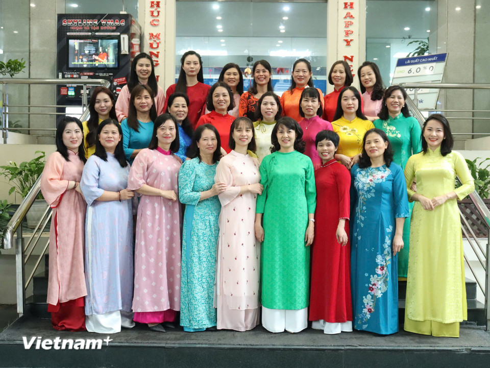 Công đoàn Trung tâm Hợp tác quốc tế Thông tấn (VNA8) hưởng ứng Tuần lễ áo dài.