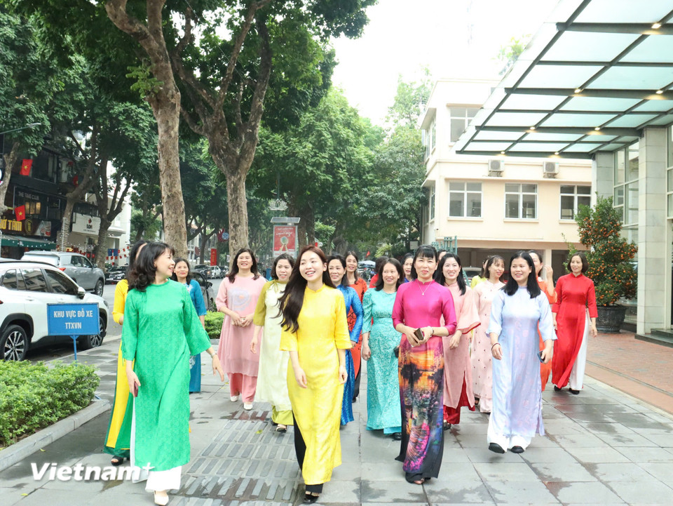 Công đoàn Trung tâm Hợp tác quốc tế Thông tấn (VNA8) hưởng ứng Tuần lễ áo dài.