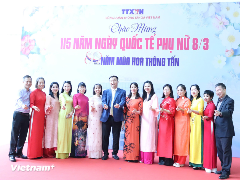 Công đoàn Trung tâm Hợp tác quốc tế Thông tấn (VNA8) hưởng ứng Tuần lễ áo dài.