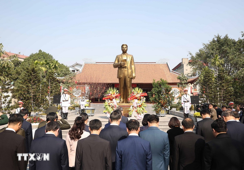 Đoàn công tác Trung ương dâng hương tại Khu lưu niệm Tổng Bí thư Nguyễn Văn Cừ (phường Phù Khê, thành phố Từ Sơn, tỉnh Bắc Ninh). (Ảnh: Thống Nhất/TTXVN)