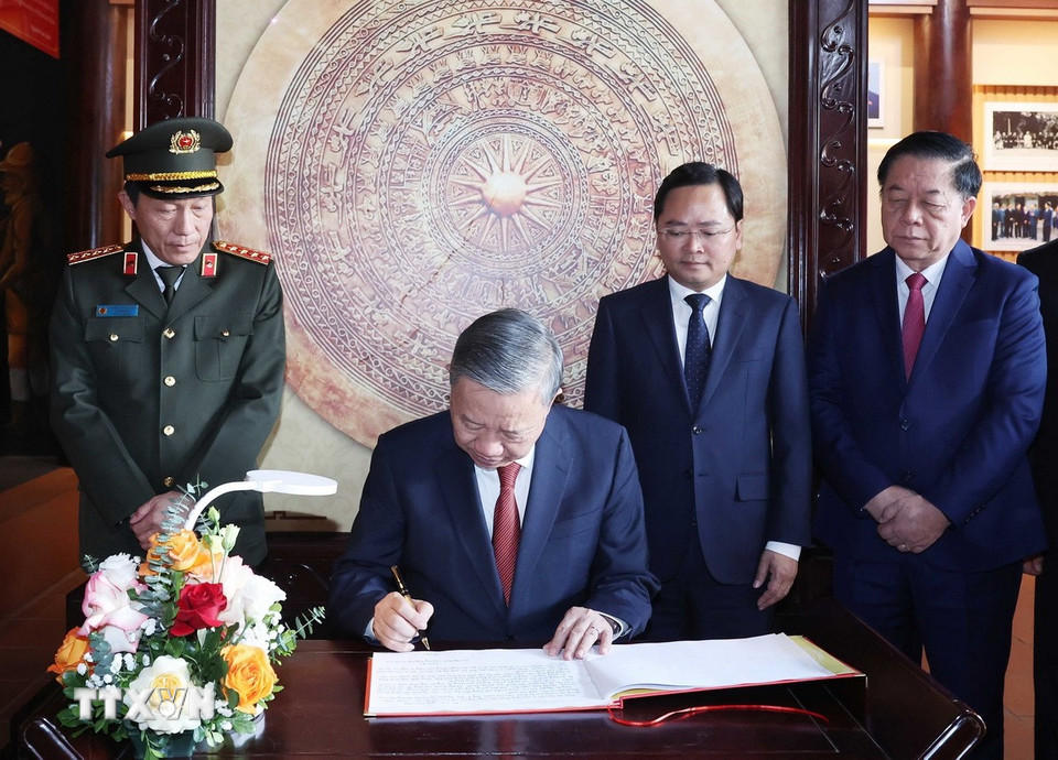 Tổng Bí thư Tô Lâm ghi lưu bút tại Khu lưu niệm Tổng Bí thư Nguyễn Văn Cừ (phường Phù Khê, thành phố Từ Sơn, tỉnh Bắc Ninh). (Ảnh: Thống Nhất/TTXVN)