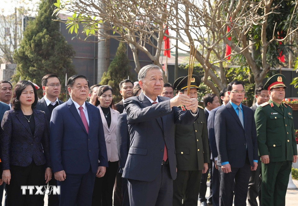 Tổng Bí thư Tô Lâm dâng hương tại Khu lưu niệm Tổng Bí thư Nguyễn Văn Cừ (phường Phù Khê, thành phố Từ Sơn, tỉnh Bắc Ninh). (Ảnh: Thống Nhất/TTXVN)