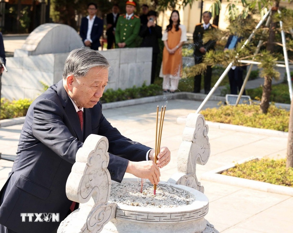 Tổng Bí thư Tô Lâm dâng hương tại Khu lưu niệm Tổng Bí thư Nguyễn Văn Cừ (phường Phù Khê, thành phố Từ Sơn, tỉnh Bắc Ninh). (Ảnh: Thống Nhất/TTXVN)