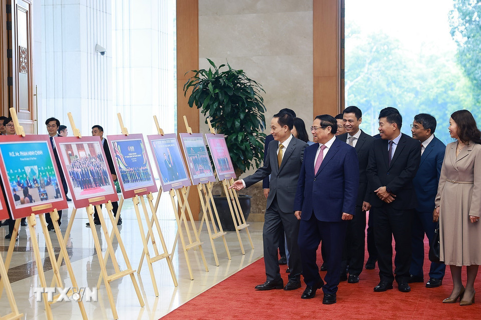 Thủ tướng Phạm Minh Chính tham quan Triển lãm ảnh về thành tựu ngoại giao. (Ảnh: Dương Giang/TTXVN)