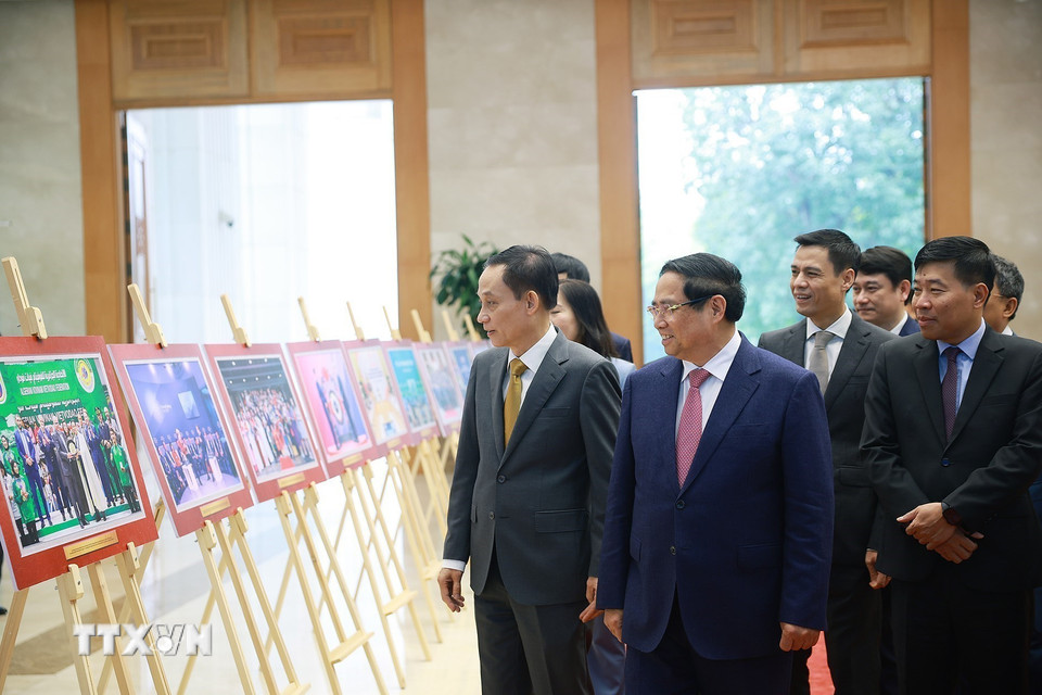 Thủ tướng Phạm Minh Chính tham quan Triển lãm ảnh về thành tựu ngoại giao.(Ảnh: Dương Giang/TTXVN)