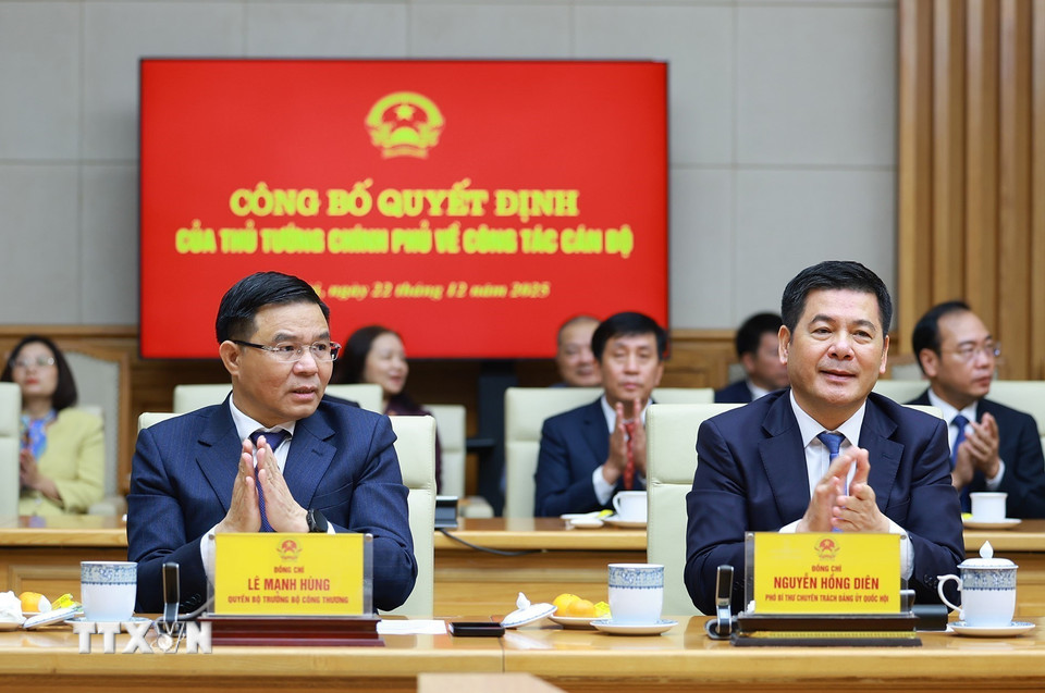 Quyền Bộ trưởng Bộ Công Thương Lê Mạnh Hùng và đồng chí Nguyễn Hồng Diên, Ủy viên Trung ương Đảng, Phó Bí thư Chuyên trách Đảng ủy Quốc hội tại buổi lễ. (Ảnh: Dương Giang/TTXVN)