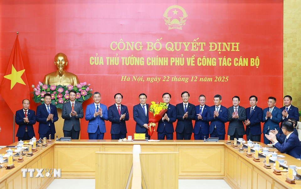 Đảng ủy Tập đoàn Công nghiệp-Năng lượng Quốc gia Việt Nam chúc mừng đồng chí Lê Mạnh Hùng, Quyền Bộ trưởng Bộ Công Thương. (Ảnh: Dương Giang/TTXVN)