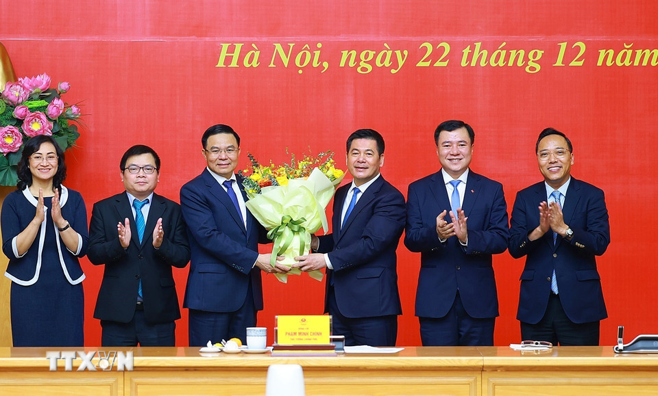 Đồng chí Nguyễn Hồng Diên, Ủy viên Trung ương Đảng, Phó Bí thư Chuyên trách Đảng uỷ Quốc hội tặng hoa chúc mừng đồng chí Lê Mạnh Hùng, Quyền Bộ trưởng Bộ Công Thương. (Ảnh: Dương Giang/TTXVN)