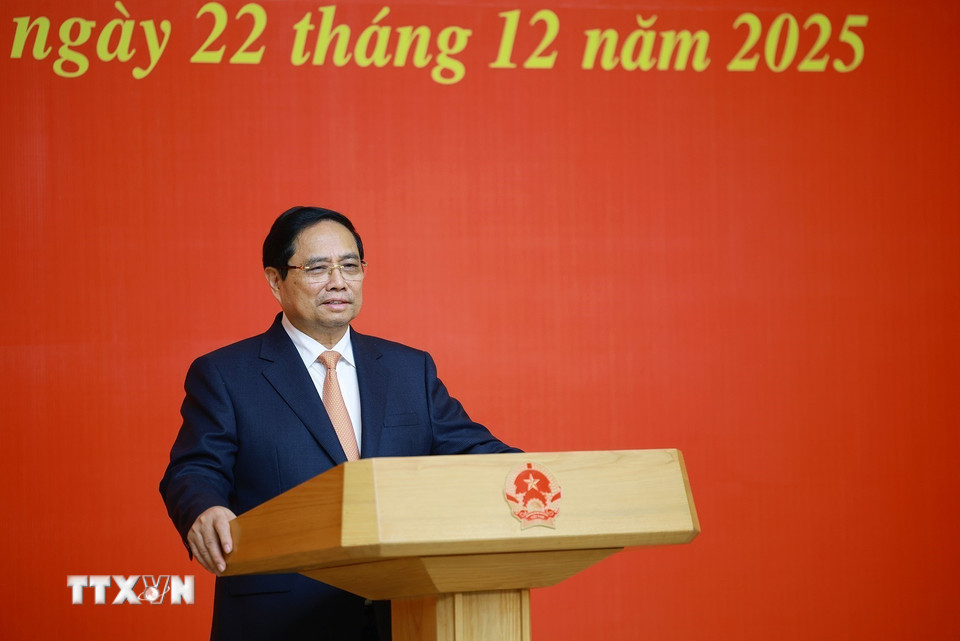 Bí thư Đảng ủy, Thủ tướng Chính phủ Phạm Minh Chính phát biểu giao nhiệm vụ cho đồng chí Lê Mạnh Hùng, Quyền Bộ trưởng Bộ Công Thương. (Ảnh: Dương Giang/TTXVN)