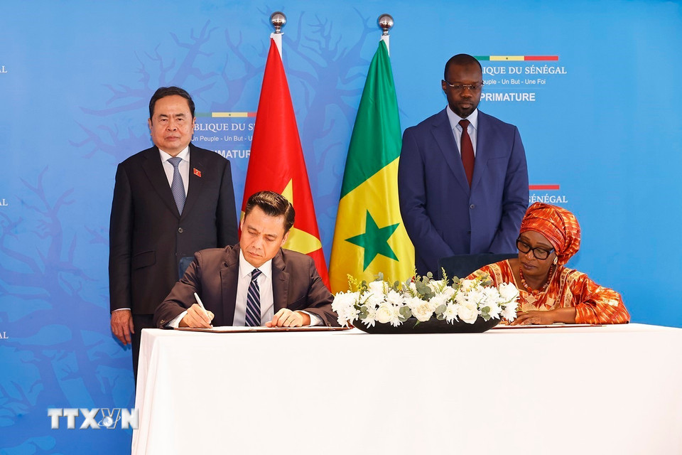 Chủ tịch Quốc hội Trần Thanh Mẫn và Thủ tướng Senegal Ousmane Sonko chứng kiến Bộ Ngoại giao Việt Nam và Bộ Hội nhập châu Phi và Ngoại giao Senegal ký kết Bản ghi nhớ về hợp tác. (Ảnh: Doãn Tấn/TTXVN)