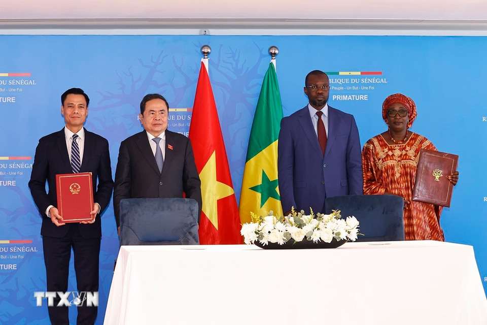 Chủ tịch Quốc hội Trần Thanh Mẫn và Thủ tướng Senegal Ousmane Sonko chứng kiến Bộ Ngoại giao Việt Nam và Bộ Hội nhập châu Phi và Ngoại giao Senegal ký kết Bản ghi nhớ về hợp tác. (Ảnh: Doãn Tấn/TTXVN)