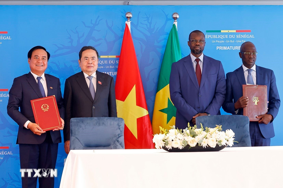 Chủ tịch Quốc hội Trần Thanh Mẫn, Thủ tướng Senegal Ousmane Sonko chứng kiến Bộ Nông nghiệp và Môi trường Việt Nam và Bộ Nông nghiệp và Chủ quyền lương thực và Chăn nuôi Senegal ký kết Bản ghi nhớ về hợp tác trong lĩnh vực nông nghiệp. (Ảnh: Doãn Tấn/TTXVN)
