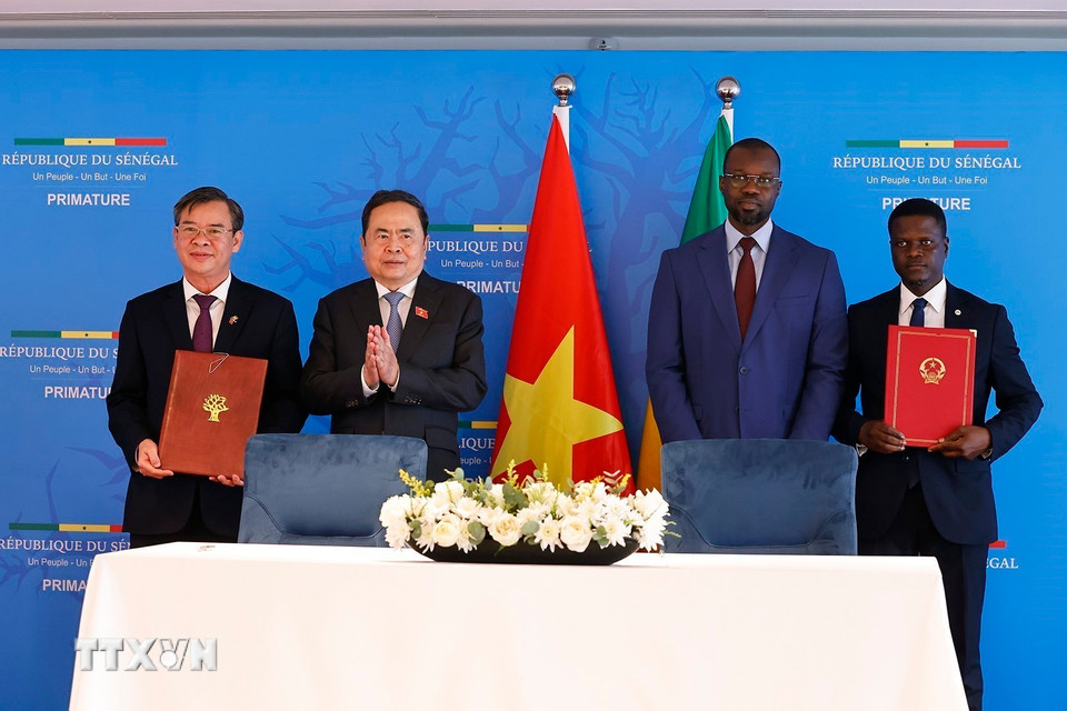 Chủ tịch Quốc hội Trần Thanh Mẫn, Thủ tướng Senegal Ousmane Sonko chứng kiến trao lãnh đạo 2 thành phố trao Ý định thư về phát triển quan hệ hữu nghị và hợp tác giữa thành phố Cần Thơ với thành phố Ziguinchor. (Ảnh: Doãn Tấn/TTXVN)