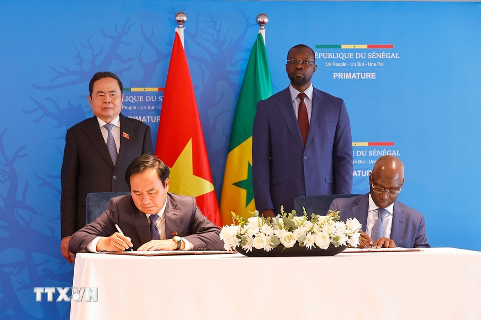 Chủ tịch Quốc hội Trần Thanh Mẫn, Thủ tướng Senegal Ousmane Sonko chứng kiến Bộ Nông nghiệp và Môi trường Việt Nam và Bộ Nông nghiệp và Chủ quyền lương thực và Chăn nuôi Senegal ký kết Bản ghi nhớ về hợp tác trong lĩnh vực nông nghiệp. (Ảnh: Doãn Tấn/TTXVN)