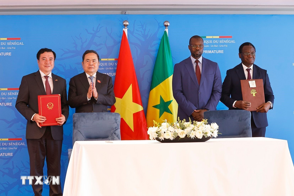 Chủ tịch Quốc hội Trần Thanh Mẫn và Thủ tướng Senegal Ousmane Sonko chứng kiến Bộ Công Thương Việt Nam và Bộ Công Thương Senegal ký kết Bản ghi nhớ về thương mại gạo. (Ảnh: Doãn Tấn/TTXVN)