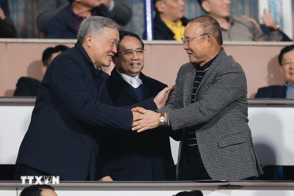 Thủ tướng Phạm Minh Chính, Phó Thủ tướng Thường trực Nguyễn Hòa Bình và cựu Huấn luyện viên Trưởng Đội tuyển Quốc gia Việt Nam Park Hang Seo. (Ảnh: Minh Quyết/TTXVN)