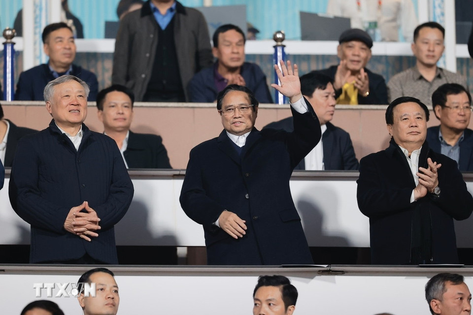 Thủ tướng Phạm Minh Chính, Phó Thủ tướng Thường trực Nguyễn Hòa Bình và Giám đốc Học viện Chính trị Quốc gia Hồ Chí Minh Nguyễn Xuân Thắng dự khán trận đấu. (Ảnh: Minh Quyết/TTXVN)