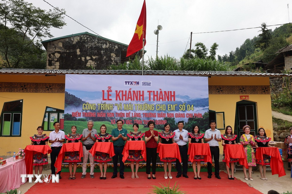 Quang cảnh Lễ khánh thành và bàn giao phòng học mới tại điểm trường Mầm non Đề Lảng. (Ảnh: Huy Thông/TTXVN)