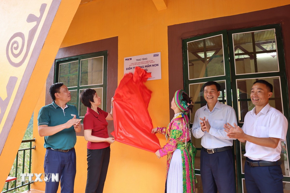 Quang cảnh Lễ khánh thành và bàn giao phòng học mới tại điểm trường Mầm non Đề Lảng. (Ảnh: Huy Thông/TTXVN)