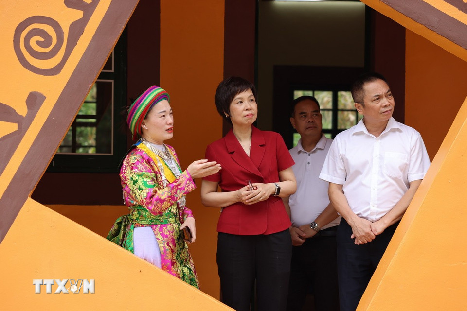 Nhà báo Vũ Việt Trang, Bí thư Đảng ủy, Tổng Giám đốc TTXVN thăm lớp học mới được khánh thành. (Ảnh: Huy Thông/TTXVN)