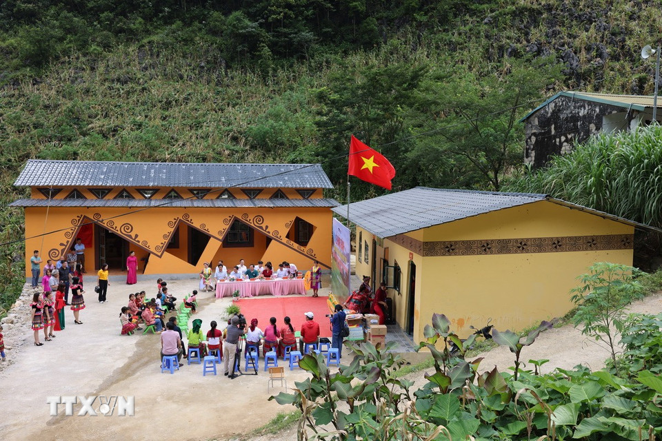 Quang cảnh Lễ khánh thành và bàn giao phòng học mới tại điểm trường Mầm non Đề Lảng. (Ảnh: Huy Thông/TTXVN)